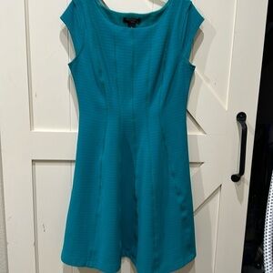 EUC Signature by Robbie Bee green a frame dress. Size medium. Pit 19”. Length 37
